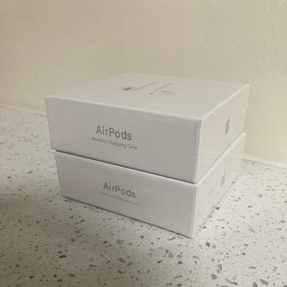 AirPods with Wireless Charging Case - Picture 3 of 3